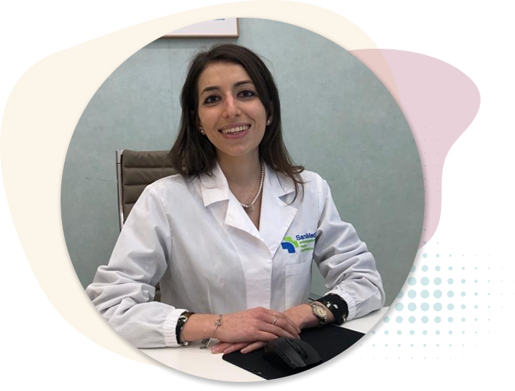 Dr.ssa Clelia Rugiero, specialista in ortopedia e traumatologia, nel suo studio