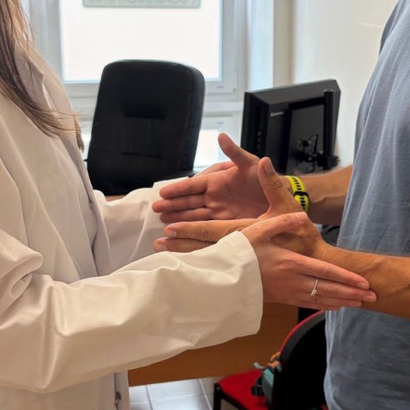 Valutazione della mano durante una visita ortopedica