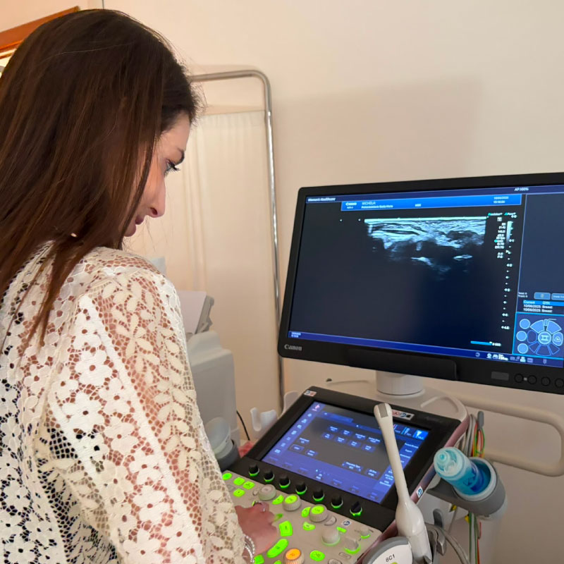 Clelia Rugiero osserva le immagini sul monitor dell’ecografo